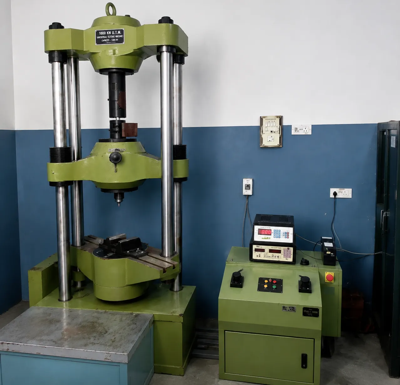 1000 KN UTM Machine